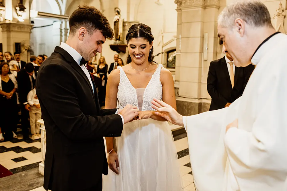 Novio le cola el anillo a la novia