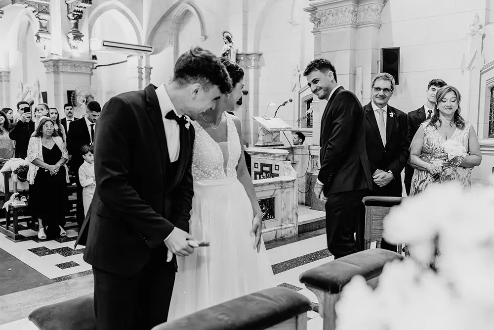 Amigo del novio se emociona cuando ve que el novio se emociona viendo su anillo