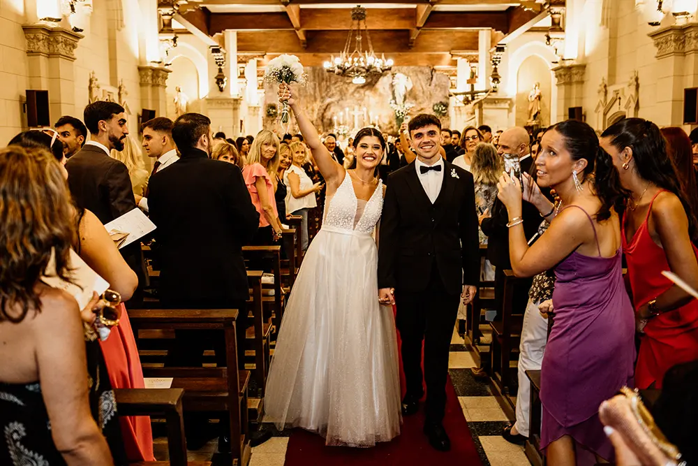 Novios saliendo de la iglesia