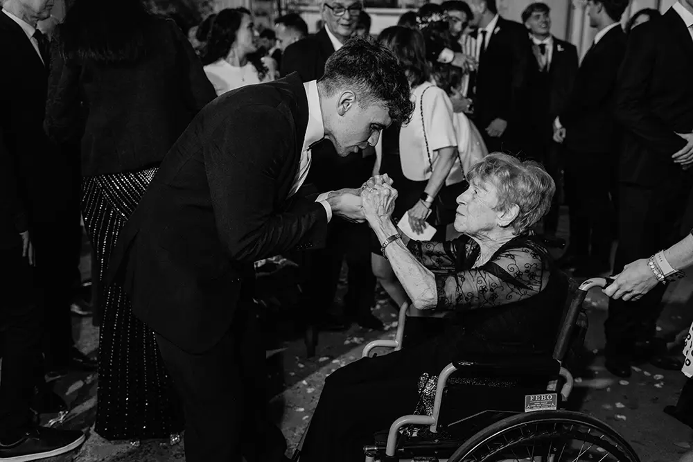 Momento emotivo entre el novio y la abuela