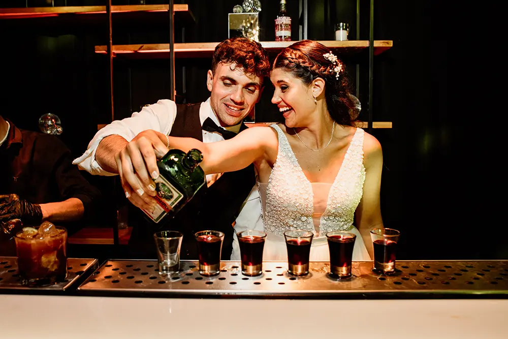 Novios preparan chupitos 