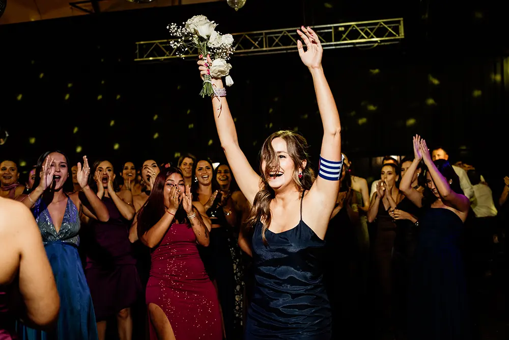 Amiga de la novia agarra el ramo