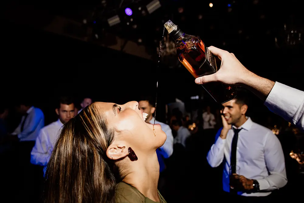 Comparten el whisky con invitados