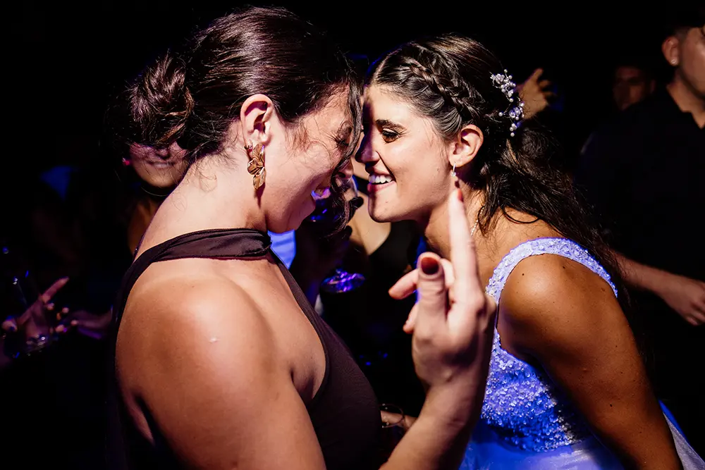 Amiga de la novia bailando con novia