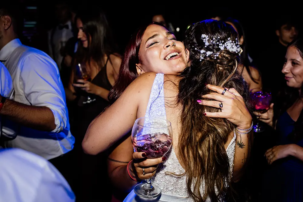 Amiga abraza a novia