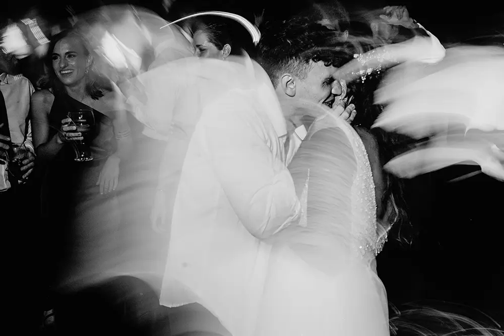 El novio le dice algo al oído a la novia foto en movimiento