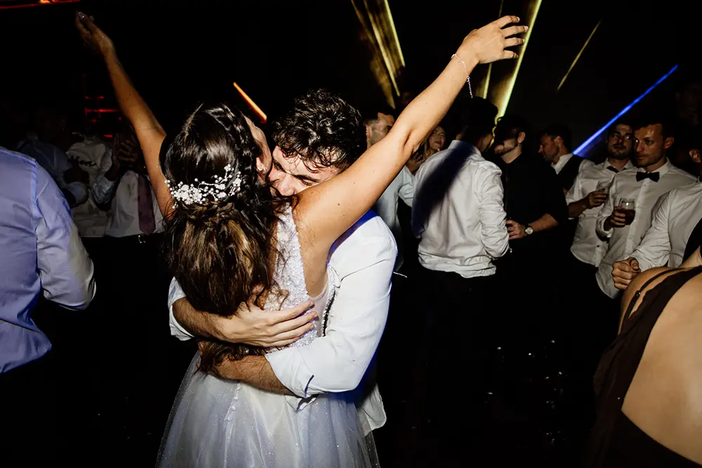 Novios se abrazan
