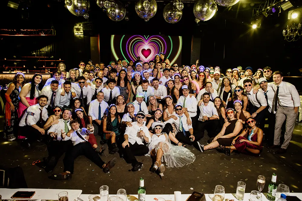 Foto final de fiesta con los invitados que quedan