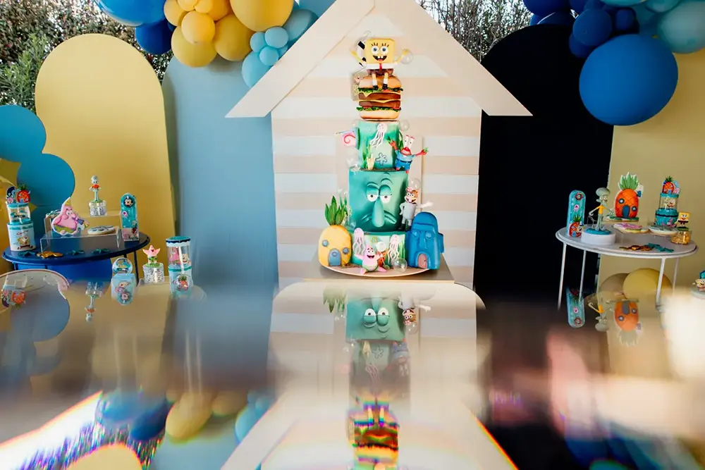 Torta con decoración de bob esponja