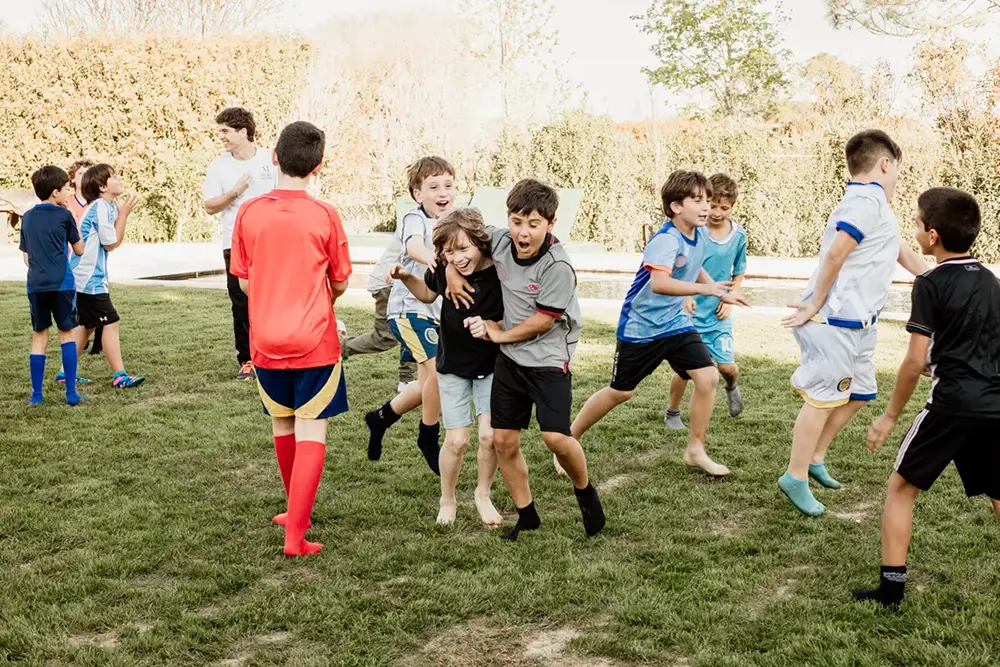 Niños jugando al fútbol