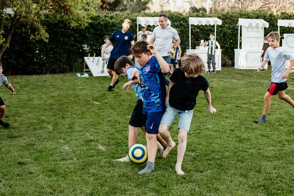 Niños jugando al Fútbol