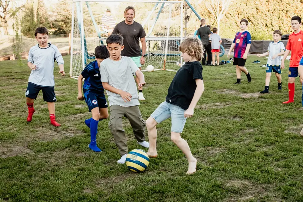 Niños jugando a fútbol