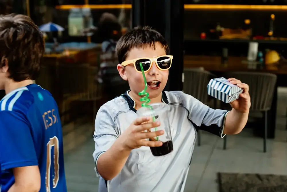 Niño disfrutando su cangreburguer
