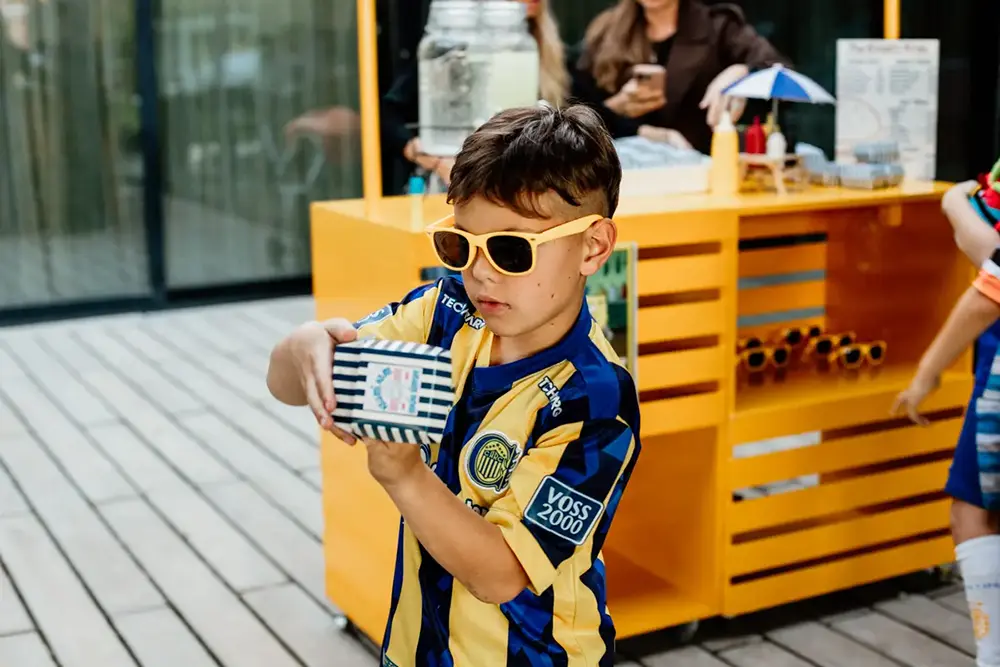 Niño disfrutando su cangreburger