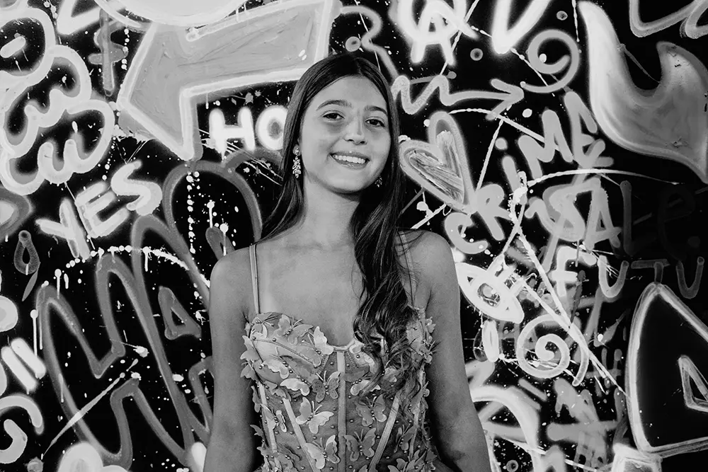 Retrato de Sol con fondo de grafitis