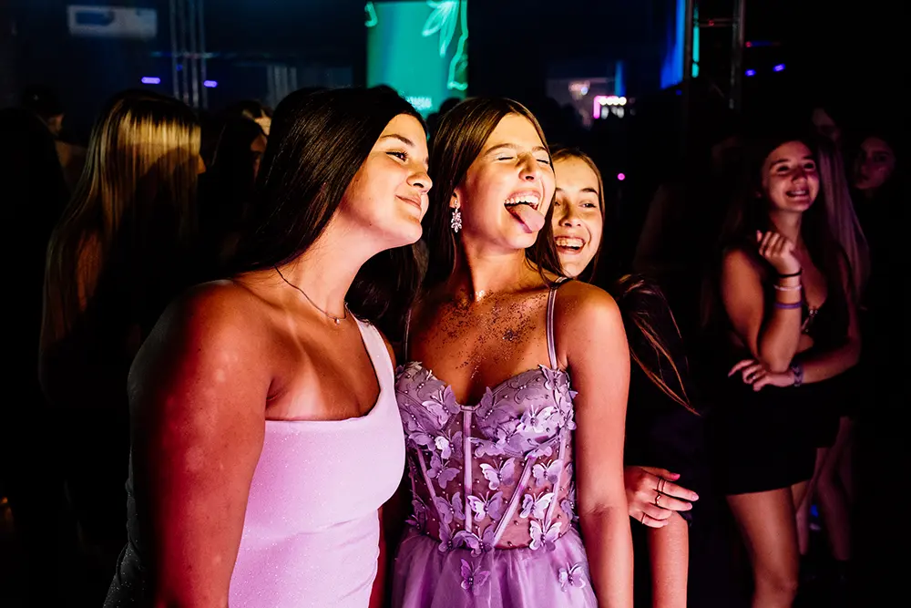 La cumpleañera y sus amigas en la fotocabina