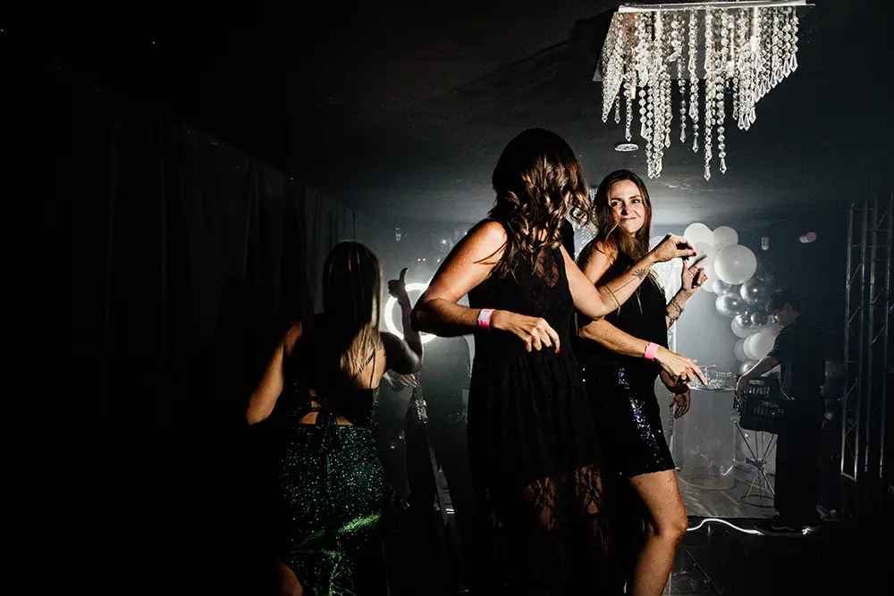 Amigas de madre de la quinceañera bailando