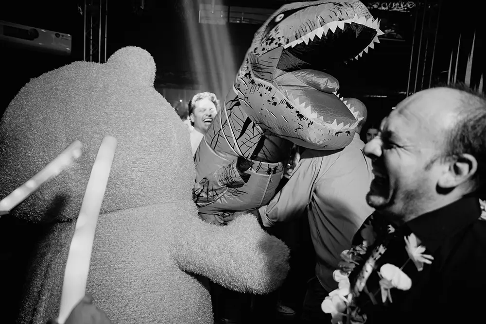 Padre se disfraza de dinosaurio y hace reír a los invitados
