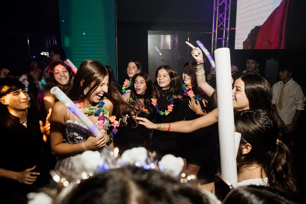 La quinceañera y sus amigas bailando