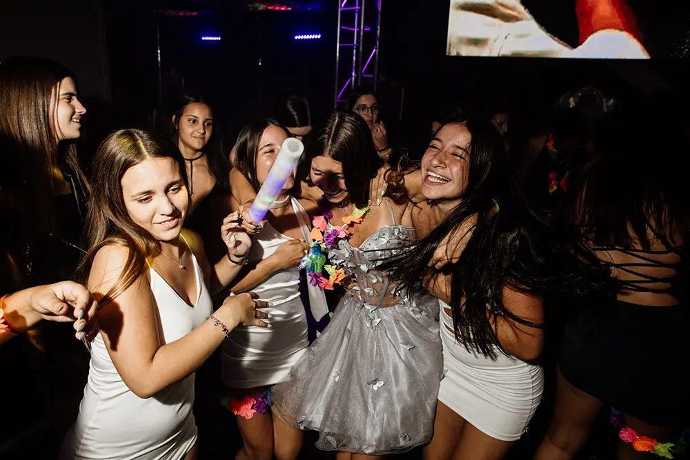 La quinceañera baila con sus amigas