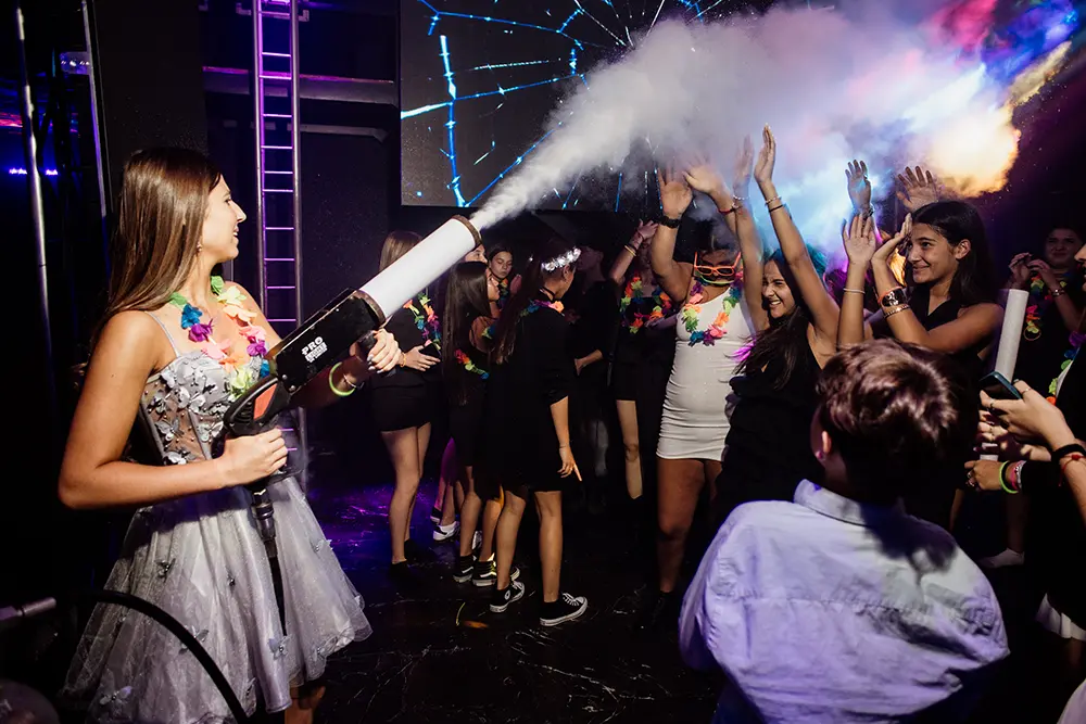 La quinceañera tira una pistola de humo frío
