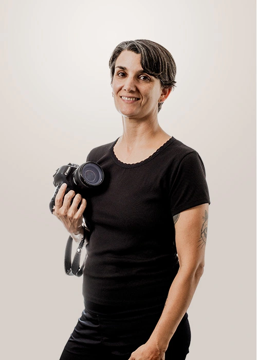 Retrato Florencia Bosio, fotógrafa cámara en mano sonrie natural