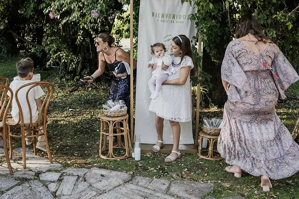 Niños juegan antes de la ceremonia civil