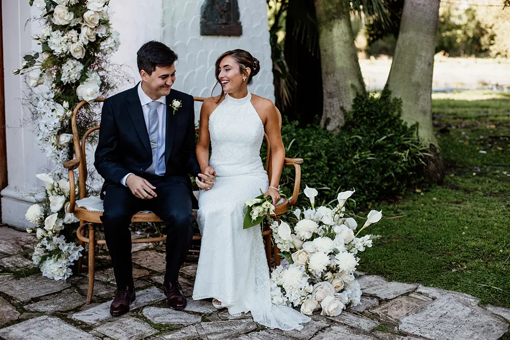 Novios se sientan en el civil