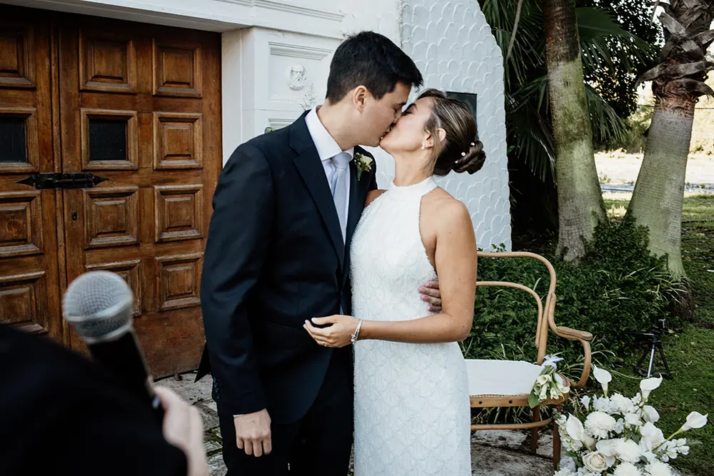 Novios se dan un beso