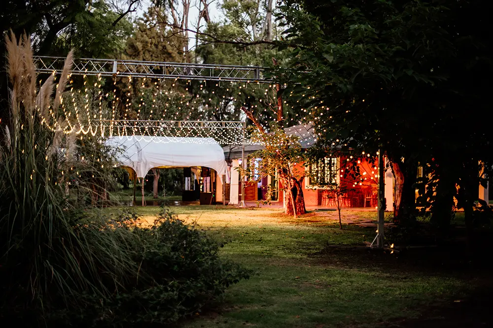 El salón iluminado, donde se va a desarrollar la fiesta