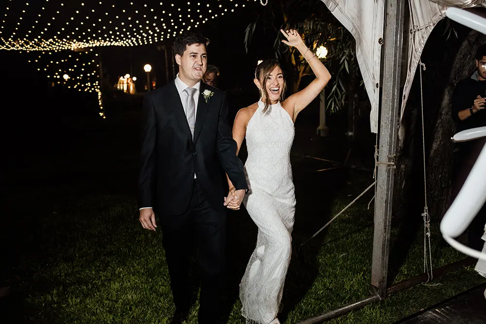 Novios ingresan a la carpa donde van a bailar