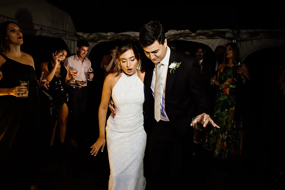 Novios bailan juntos