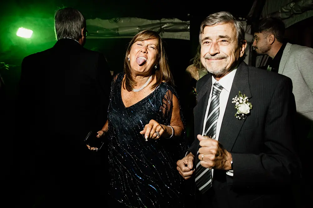 Madre del novio saca la lengua simpáticamente
