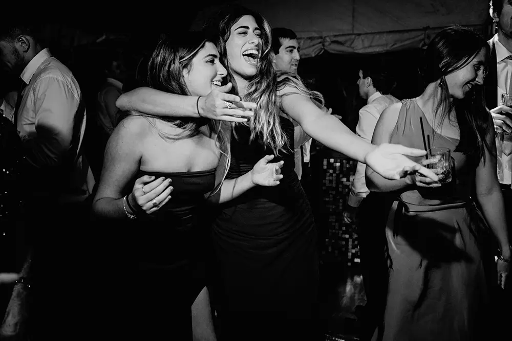 Amigas de novias bailando