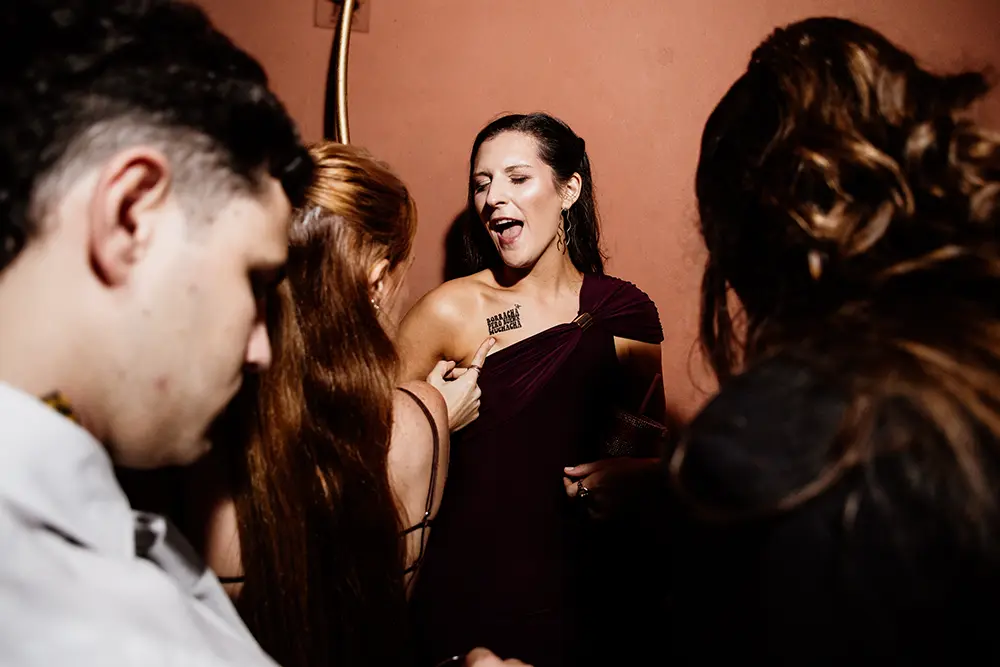 Amiga de novia se pone un tatuaje gracioso