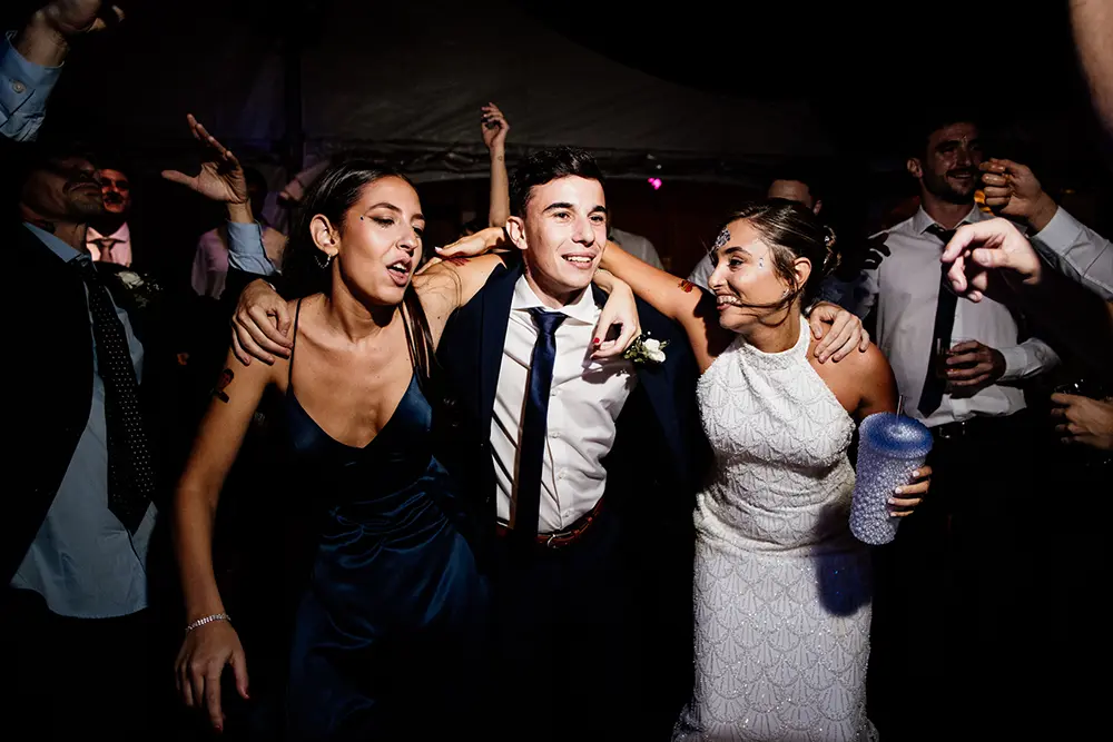 Novia y su hermano bailando