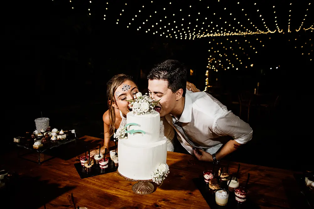 Novios muerden la torta
