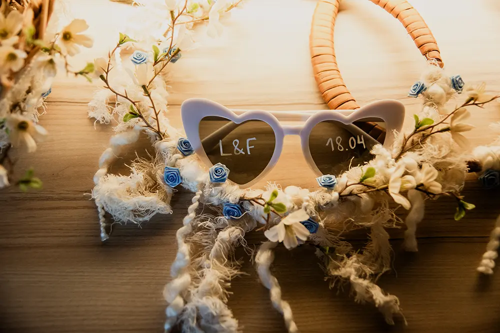 Accesorios para los novios con lentes, iniciales y fecha