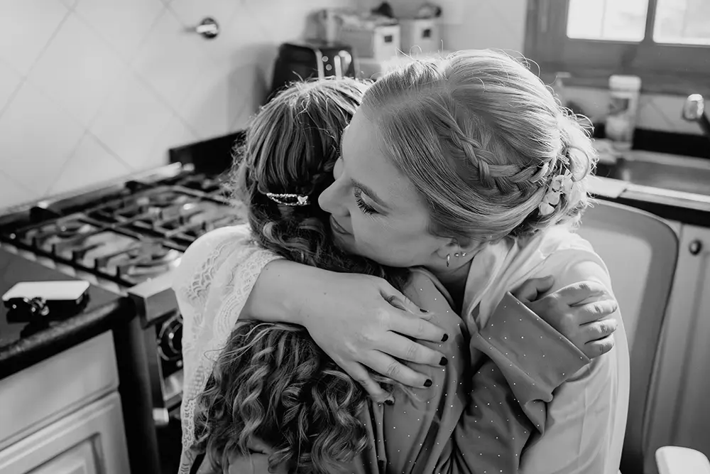 Abrazo de la novia con la sobrina