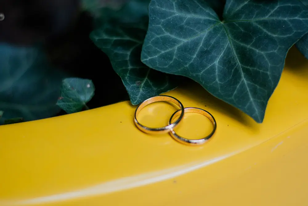 Fotografía de las alianzas grabadas 