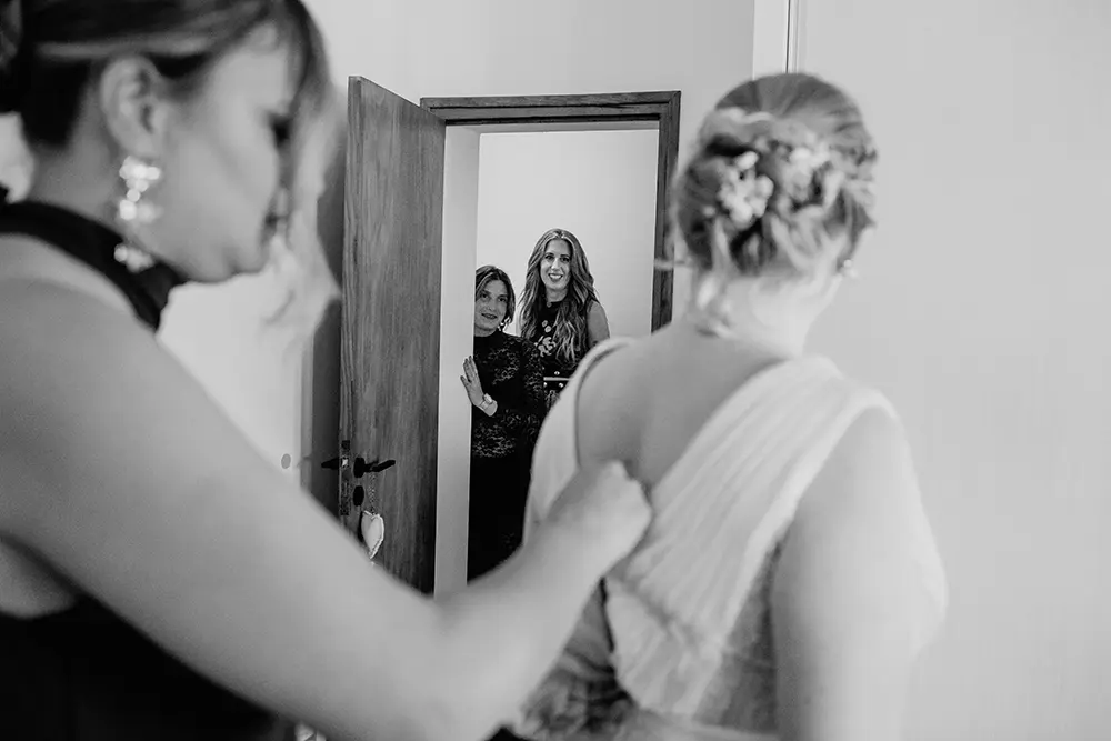 Las amigas de la novia la ven mientras se cambia