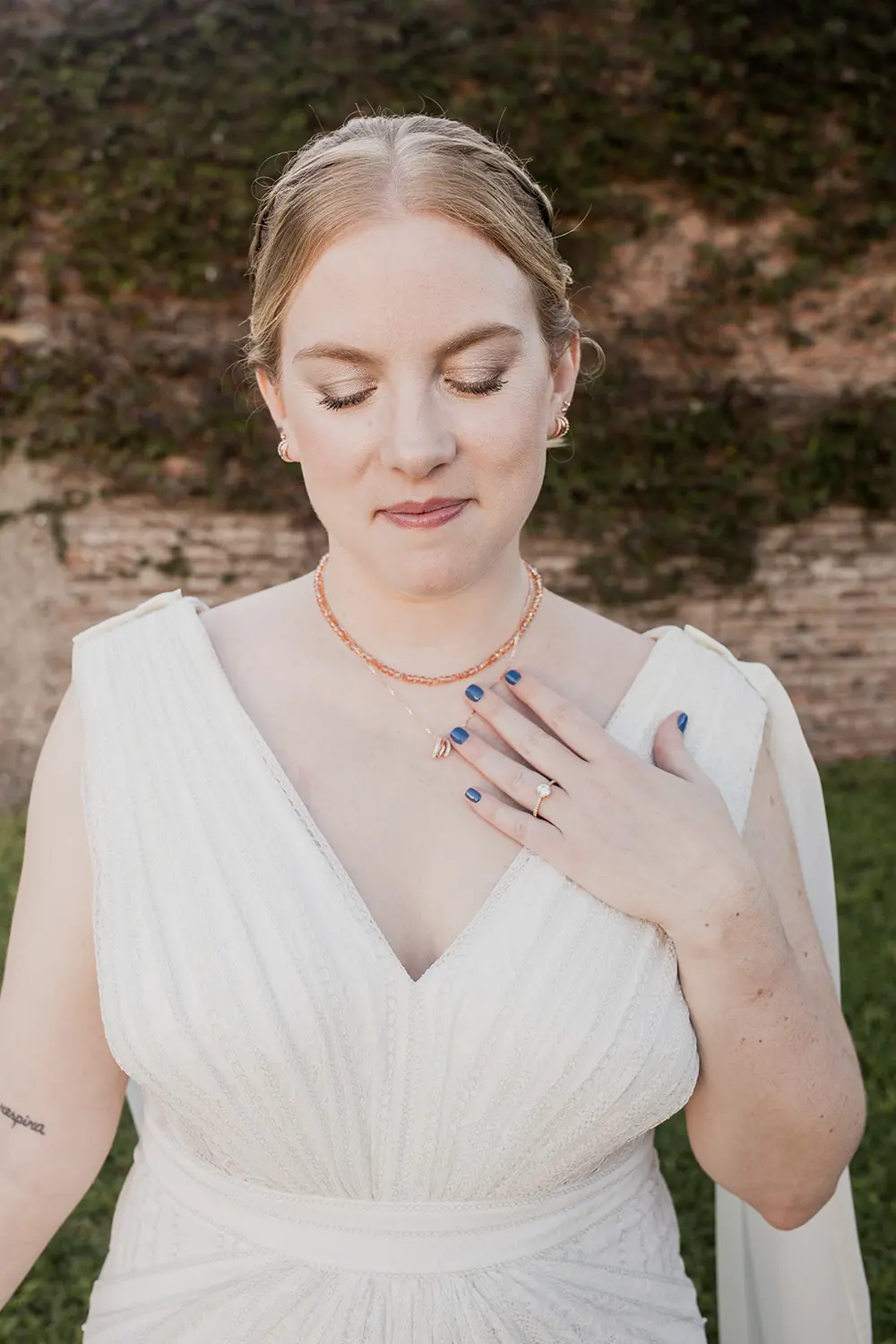 Retrato de la novia mostrando sus accesorios y el detalle de las uñas en azul