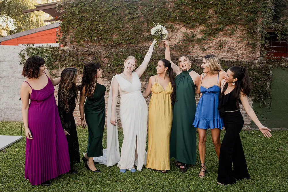 Amigas de la novia listas para salir