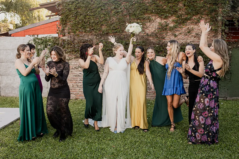 Amigas de la novia aplauden a la novia