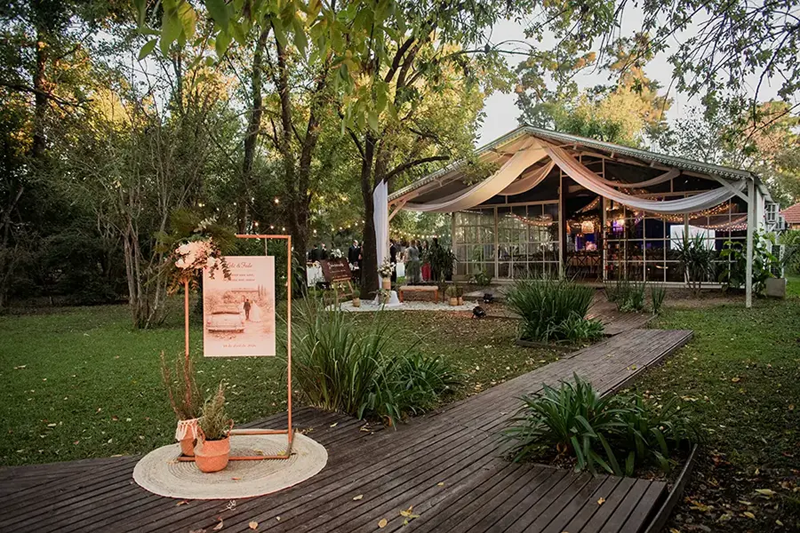 Fotografía de la fachada del salón