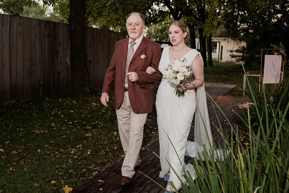La novia entra de la mano del padre