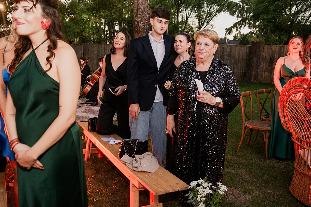 La madre y hermana de la novia se emocionan