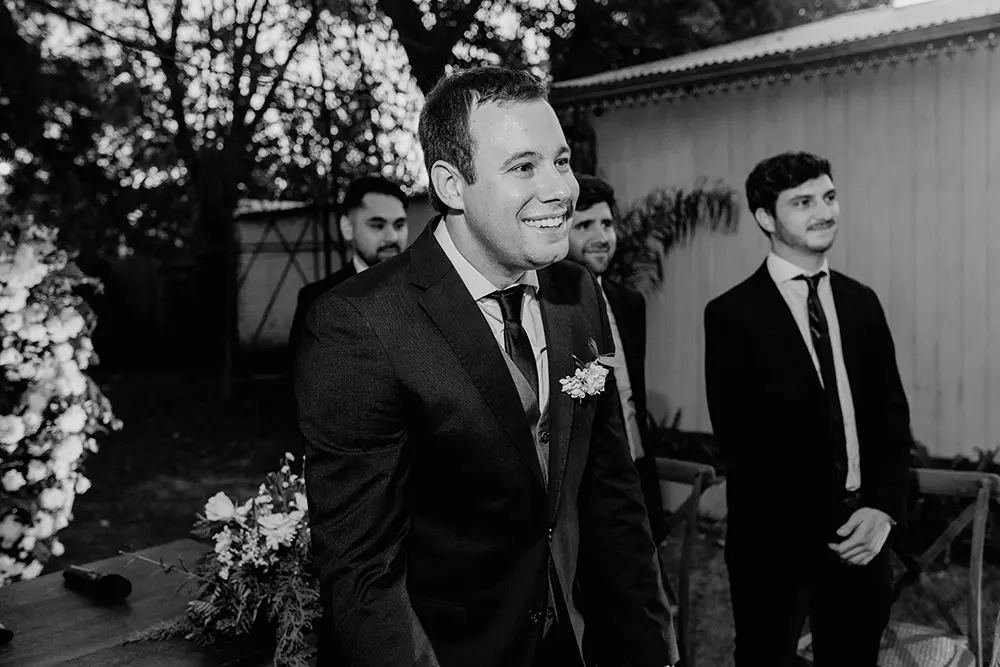 El novio la mira feliz