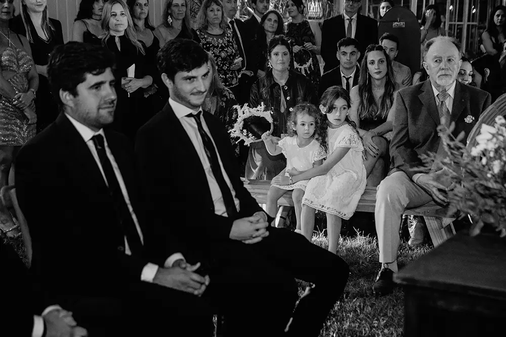 Sobrinas se abrazan mientras miran la ceremonia 