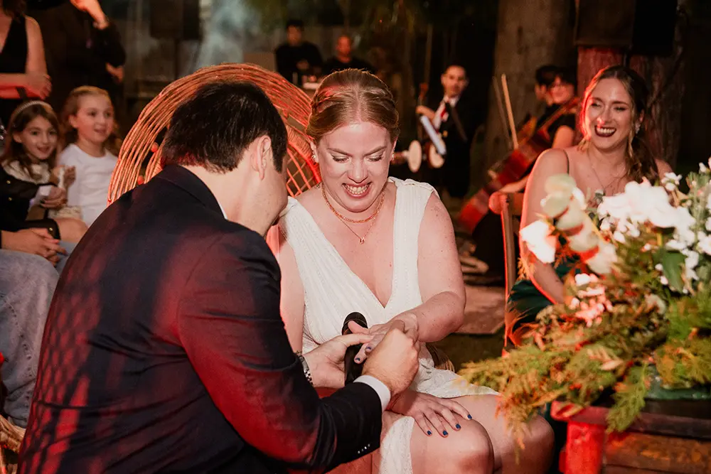 Novio le pone el anillo a la novia y su cara de felicidad es todo lo que esta bien